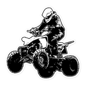 Könnte beinhalten: Schwarz-weißer Aufkleber eines Quadfahrers. Der Fahrer trägt einen Helm und Schutzkleidung. Das ATV hat große, grobstollige Reifen und ist für den Geländeeinsatz konzipiert.