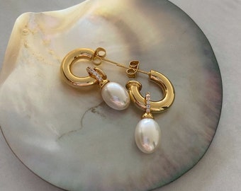 Dangle pearl earrings ,Fresh Water pearl earrings , Dangle fresh water pearl earrings, statement pearl earrings, dainty pearl earrings