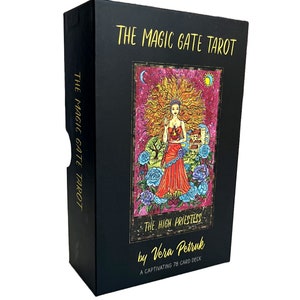 El Tarot de la Puerta Mágica de Vera Petruk / Cartas de gran tamaño (3 x 5 pulgadas) / Bordes dorados / Con licencia correspondiente para apoyar al artista / Con guía
