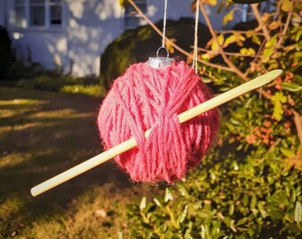 Adorno de Navidad de color rosa caliente para ganchillos, Bola de hilo de ganchillo de ganchillo, Adorno de hilo para árbol de vacaciones, Regalos para ganchillos, Decoración de Pascua