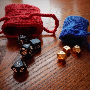 Dungeon Master Würfeltasche DnD, Gehäkelte Würfeltasche, Tunnelzugtasche, DnD Geschenke, Kordelzug Geschenktasche, Pathfinder Geschenke, Made to Order Nerdy Geschenke