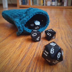 Gehäkelte Würfeltasche DnD, Würfelbeutel, Kordelzugtasche, DnD Geschenke, Kordelzug Geschenktasche, TTRPG, Pathfinder Geschenke, Made to Order, Nerdy Geschenke