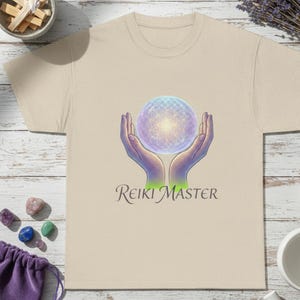 Reiki Master hands holding crystal globe T-Shirt | Spiritual Healing energy