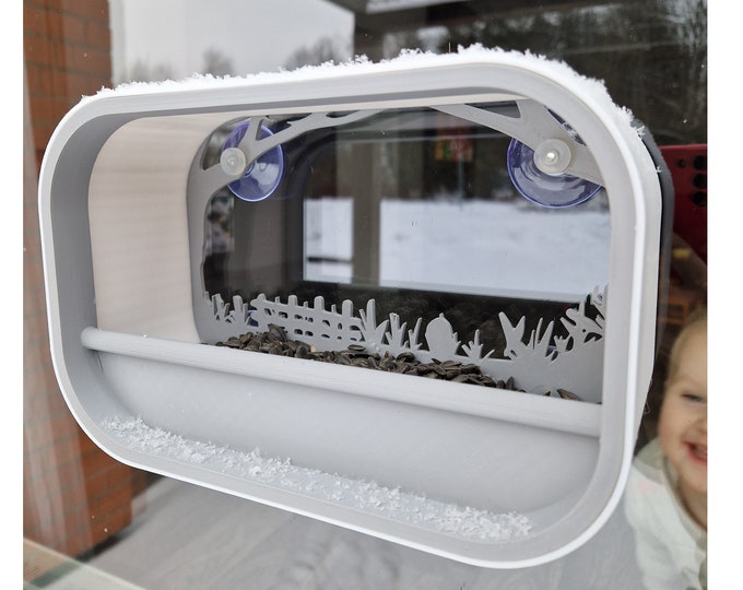 Fenster Futterhaus mit Starken Saugnäpfen. Das moderne Vogelhäuschen ist aus langlebigen, wetterbeständigen Materialien hergestellt.