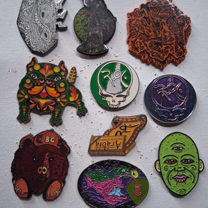 Ensemble de 10 épingles d'artiste en édition limitée... Produits mythiques, DE NY, Javi Designs, APSketches, Vose, Widowmaker et plus