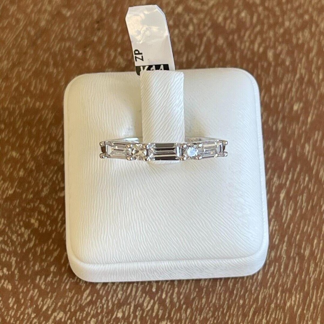 オーバル＆ラウンドモアッサナイトダイヤモンドウェディングブライダルリングセット、18Kゴールドエンゲージリングセット、エタニティバンド付きヒドゥンハロー  リング、レディースリングセット - Etsy 日本 エタニティ リング ウェディング バンド 18K ホワイトゴールド ... エタニティ リング ウェディング バンド 18K ホワイトゴールド メッキ バゲット ラウンド キュービックジルコニア リング バン