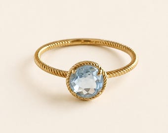 Anillo de aguamarina en oro amarillo de 14 quilates