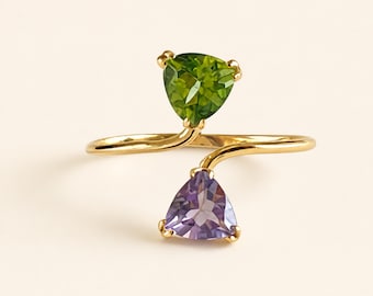 Anillo abierto de amatista y peridoto en oro amarillo de 14 quilates