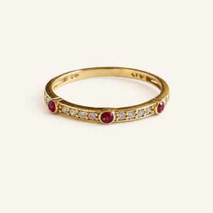 14K gult guld halv alliansring CZ naturlig rubin 2.3 mm