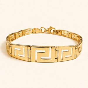 Bracciale a maglie graduate a meandro in argento sterling placcato oro con motivo a chiave greca.