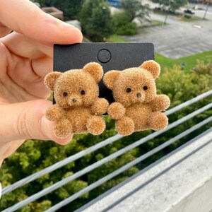 Boucles d&#39;oreilles ours en peluche | Clous d&#39;oreilles faits main en velours | Ours brun moyen | Boucles d&#39;oreilles amusantes | Boucles d&#39;oreilles uniques | Boucles d&#39;oreilles amusantes | Boucles d&#39;oreilles tendance