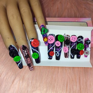 Coraline inspirierte Press-On-Nägel: Knopfverziertes Nagel-Set