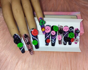 Uñas postizas inspiradas en Coraline: Juego de uñas con botones