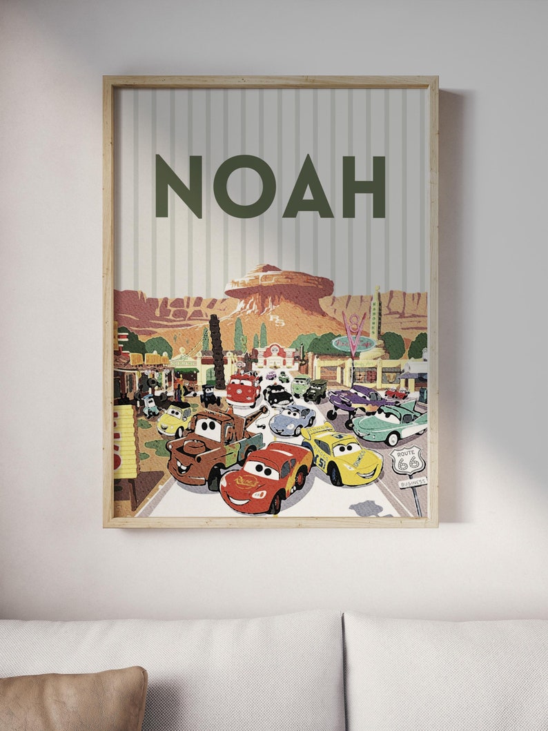 Puede incluir: Una impresi&oacute;n colorida con una ciudad de dibujos animados con el nombre "NOAH" en la parte superior. La ciudad est&aacute; llena de coches de la pel&iacute;cula Cars de Disney Pixar, incluyendo Rayo McQueen, Mate y otros personajes. La impresi&oacute;n es perfecta para una habitaci&oacute;n infantil o una sala de juegos.