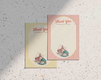 Op de afbeelding: Twee printbare bedankkaartjes met een rood-wit gestreepte achtergrond en een geel-wit gestreepte achtergrond. De kaartjes bevatten een cartoonillustratie van een aap die een feestmuts draagt en een taart vasthoudt. De tekst op de kaartjes luidt "Bedankt voor het komen naar mijn feestje".