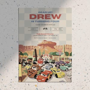 Puede incluir: Una invitaci&oacute;n de cumplea&ntilde;os con el texto "DREW IS TURNING FOUR". La invitaci&oacute;n presenta una ilustraci&oacute;n de dibujos animados de coches en un entorno de ciudad des&eacute;rtica. Tambi&eacute;n se incluye la fecha, la hora y el lugar.