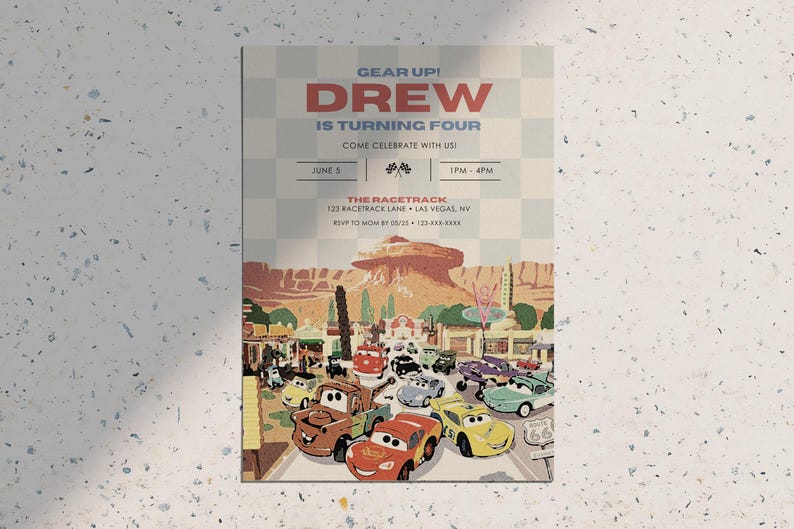 Puede incluir: Una invitaci&oacute;n de cumplea&ntilde;os con el texto "DREW IS TURNING FOUR". La invitaci&oacute;n presenta una ilustraci&oacute;n de dibujos animados de coches en un entorno de ciudad des&eacute;rtica. Tambi&eacute;n se incluye la fecha, la hora y el lugar.