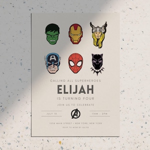 Puede incluir: Invitación de cumpleaños con ilustraciones de superhéroes, incluyendo a Hulk, Iron Man, Thor, Capitán América, Spider-Man y Pantera Negra. El texto dice "Llamando a todos los superhéroes" y anuncia "Elijah cumple cuatro años".