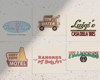 Puede incluir: Seis tarjetas cuadradas con logotipos de estilo retro. Los logotipos incluyen "Flo's Cafe", "Tow Mater", "Luigi's Casa Della Tires", "Cozy Cone Motel", "Ramones House of Body Art" y "Fillmore's". La paleta de colores es vintage, con tonos pastel y terrosos.