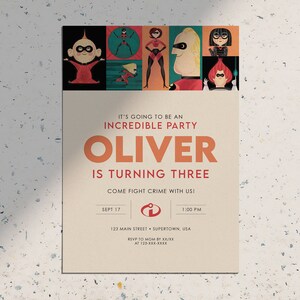 Può includere: Un invito a una festa di compleanno con personaggi del film d'animazione "Gli Incredibili". L'invito è per un bambino di nome Oliver che compie tre anni. L'invito dice "Sarà una festa incredibile Oliver compie tre anni. Vieni a combattere il crimine con noi! Sept 17 1:00 PM 123 Main Street Supertown, USA RSVP a mamma entro il XX/XX al 123-XXX-XXXX"