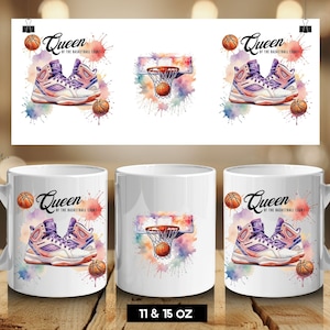 Könnte beinhalten: Weiße Keramiktasse mit Basketball-Motiv. Die Tasse zeigt einen Basketballkorb mit einem Basketball, der durch ihn geht, ein Paar Basketballschuhe und den Text "Queen of the Basketball Court".