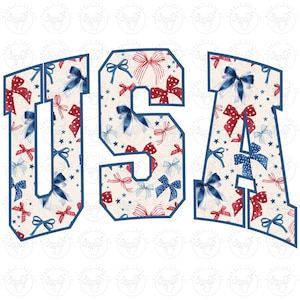 Op de afbeelding: Het woord "USA" in een collegiale lettertype, gevuld met een patroon van rode en blauwe strikken en sterren op een crèmekleurige achtergrond. De letters zijn omlijnd in donkerblauw.