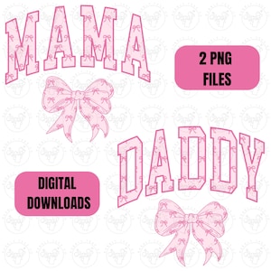 Puede incluir: Gráfico digital rosa con las palabras "MAMA" y "DADDY" en una fuente universitaria. Las letras y los lazos están estampados con pequeños lazos. Incluye dos rectángulos rosas con el texto "2 PNG FILES" y "DIGITAL DOWNLOADS".