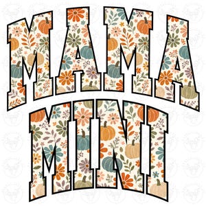 Op de afbeelding: De tekst MAMA MINI wordt weergegeven in een vetgedrukt bloklettertype. De letters zijn gevuld met een herhalend patroon van oranje, blauwgroene en beige pompoenen, samen met diverse herfstbloemen en bladeren op een crèmekleurige achtergrond.
