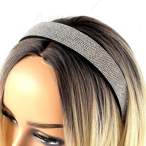 Peut inclure: Un serre-t&ecirc;te en strass argent&eacute; avec un dos en velours noir. Le serre-t&ecirc;te est port&eacute; sur un mannequin aux cheveux blonds.