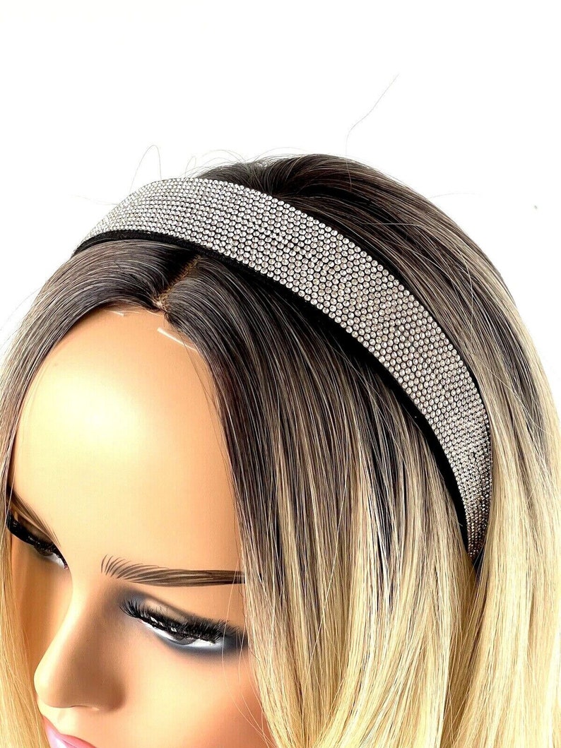 Peut inclure: Un serre-t&ecirc;te en strass argent&eacute; avec un dos en velours noir. Le serre-t&ecirc;te est port&eacute; sur un mannequin aux cheveux blonds.