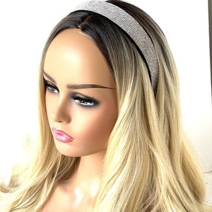 Peut inclure: Un serre-t&ecirc;te argent&eacute; avec des strass. Le serre-t&ecirc;te est sur un mannequin avec de longs cheveux blonds ondul&eacute;s.