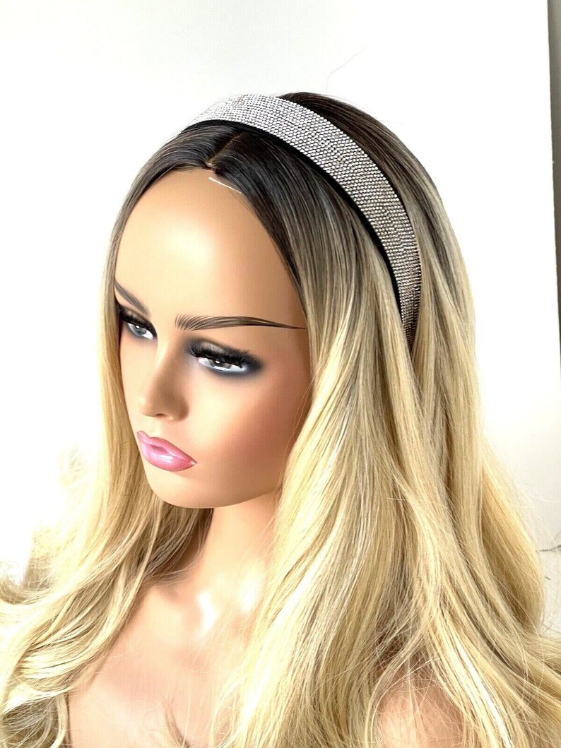 Peut inclure: Un serre-t&ecirc;te argent&eacute; avec des strass. Le serre-t&ecirc;te est sur un mannequin avec de longs cheveux blonds ondul&eacute;s.