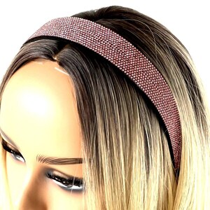 Peut inclure: Un large bandeau rose avec un design scintillant en strass. Le bandeau est fait d'un mat&eacute;riau souple et flexible, parfait pour ajouter une touche de glamour &agrave; n'importe quelle tenue.