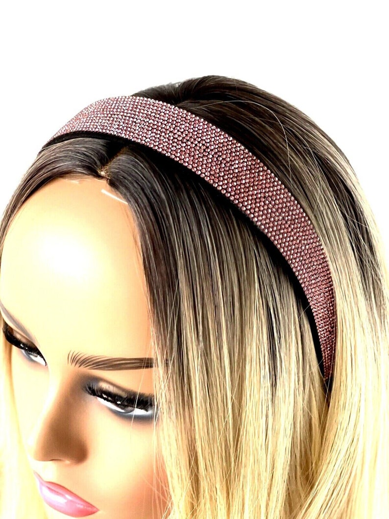 Peut inclure: Un large bandeau rose avec un design scintillant en strass. Le bandeau est fait d'un mat&eacute;riau souple et flexible, parfait pour ajouter une touche de glamour &agrave; n'importe quelle tenue.