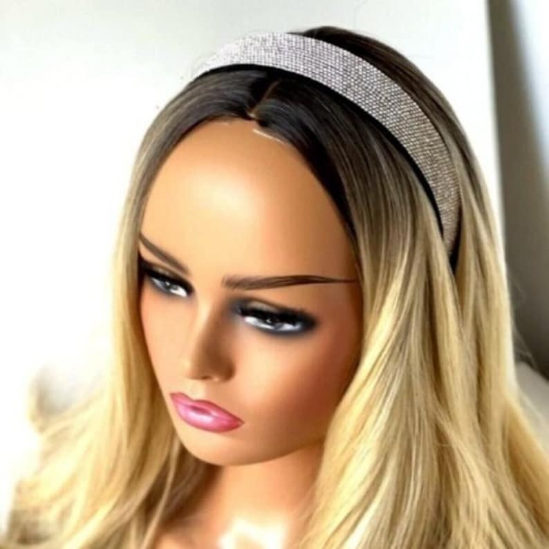 Peut inclure: Un serre-t&ecirc;te argent&eacute; scintillant avec un dos en velours noir. Le serre-t&ecirc;te est port&eacute; sur un mannequin avec de longs cheveux blonds.