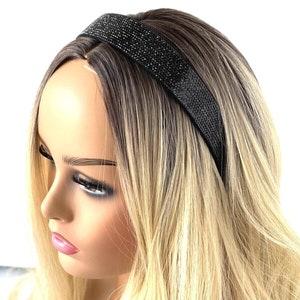 Peut inclure: Un serre-t&ecirc;te noir avec des embellissements scintillants. Le serre-t&ecirc;te est fait d'un mat&eacute;riau doux et extensible et est con&ccedil;u pour &ecirc;tre confortable &agrave; porter.