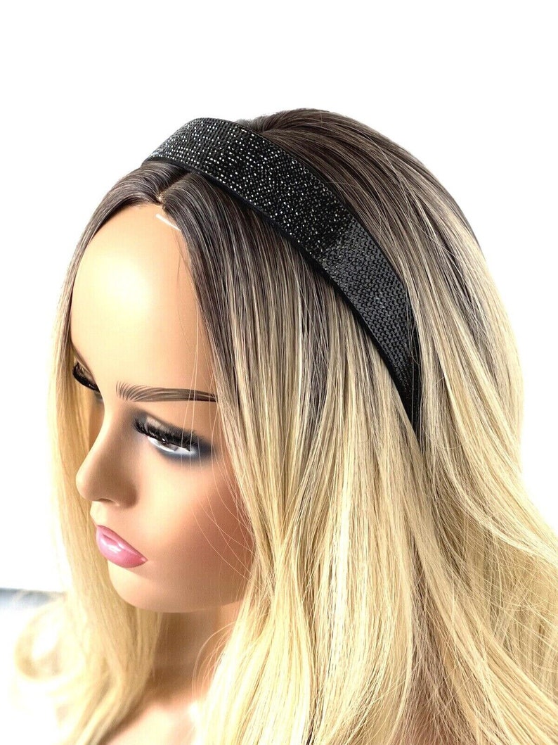 Peut inclure: Un serre-t&ecirc;te noir avec des embellissements scintillants. Le serre-t&ecirc;te est fait d'un mat&eacute;riau doux et extensible et est con&ccedil;u pour &ecirc;tre confortable &agrave; porter.