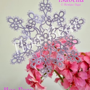 Puede incluir: Un delicado copo de nieve de encaje lavanda, conocido como "Isabella", se muestra sobre un fondo de flores rosas. El encaje es intrincado y detallado, con un delicado patrón floral. El texto "Moo Bear" es visible en la esquina inferior izquierda de la imagen.