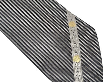 Cravate vintage en soie Gianni Versace : Méduse noire et argentée, fabriquée en Italie