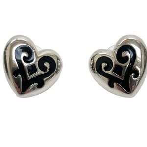 Ondertekende TRIFARI TM hartvormige oorbellen voor gaatjes in de oren - Zilver met zwart emaille - 22 mm x 22 mm