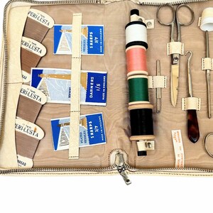 Kit de couture vintage dans un étui en cuir - Fabriqué en Angleterre - Aiguilles, ciseaux, fil à repriser pour bonneterie, enfile-aiguille Queen Bess, etc.