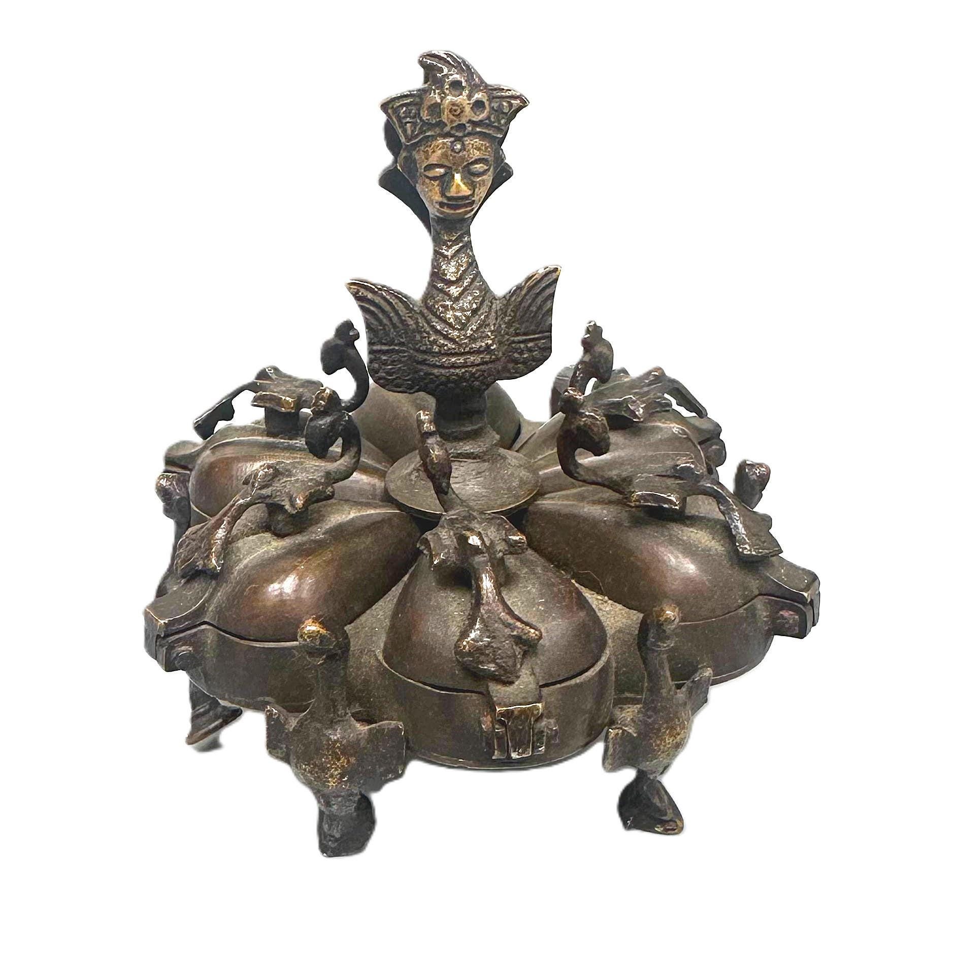 Boîte à Kumkum Vintage En Laiton Ancien - Style Artisanal Des Années 1950, Origine Inde, Taille S