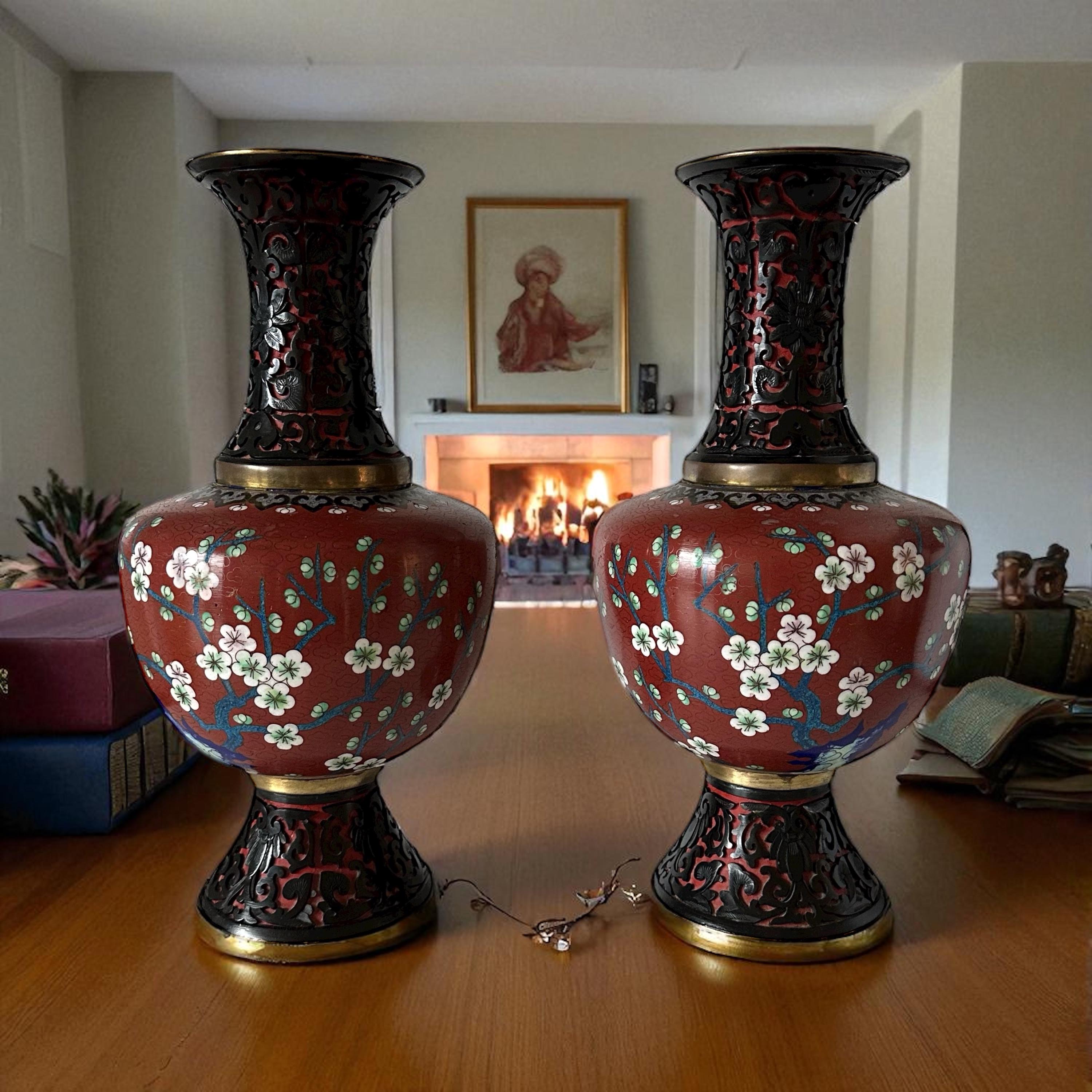 中国彫刻の辰砂と七宝焼きの花瓶の大きなペア：高さ12.2インチ