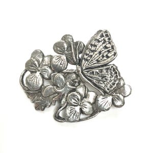 Schöne 80er Jahre versilberte Zinn Brosche - Schmetterling auf Blumen - signiert MASJ (Mary Ann Storey Jones)