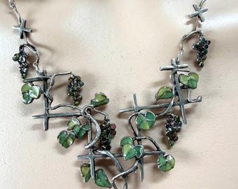 Museum Company Emaillierte Sterlingsilber Plique-à-Jour Weinrebengitter-Halskette: TMC, 42,5 cm