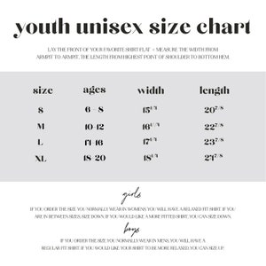 Op de afbeelding: Een maattabel voor unisex jeugd met metingen in inches voor breedte en lengte. De tabel geeft de maten S, M, L en XL weer met de bijbehorende leeftijdsgroepen en metingen. De tabel bevat ook instructies over hoe je een shirt moet meten voor de maatbepaling.
