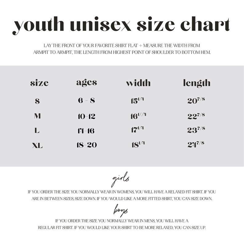 Op de afbeelding: Een maattabel voor unisex jeugd met metingen in inches voor breedte en lengte. De tabel geeft de maten S, M, L en XL weer met de bijbehorende leeftijdsgroepen en metingen. De tabel bevat ook instructies over hoe je een shirt moet meten voor de maatbepaling.