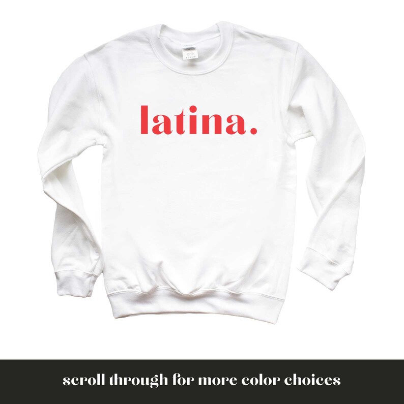 Op de afbeelding: Witte trui met het woord "latina" in rood op de voorkant.