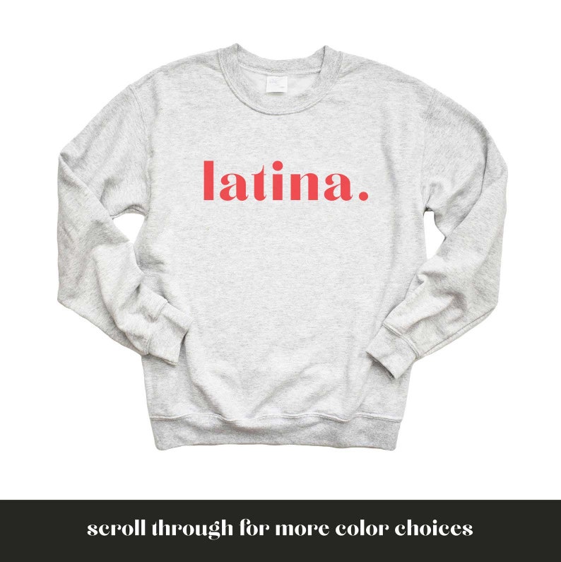 Op de afbeelding: Een grijs sweatshirt met het woord "latina." in rood gedrukt.