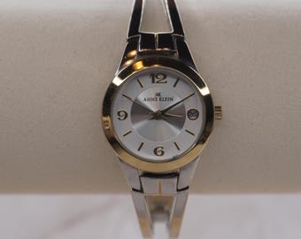 Elegante reloj Anne Klein con esfera bicolor y fecha